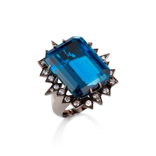 Anel Rosa dos Ventos Noite em Ouro Negro 18k com Topázio London e Diamantes